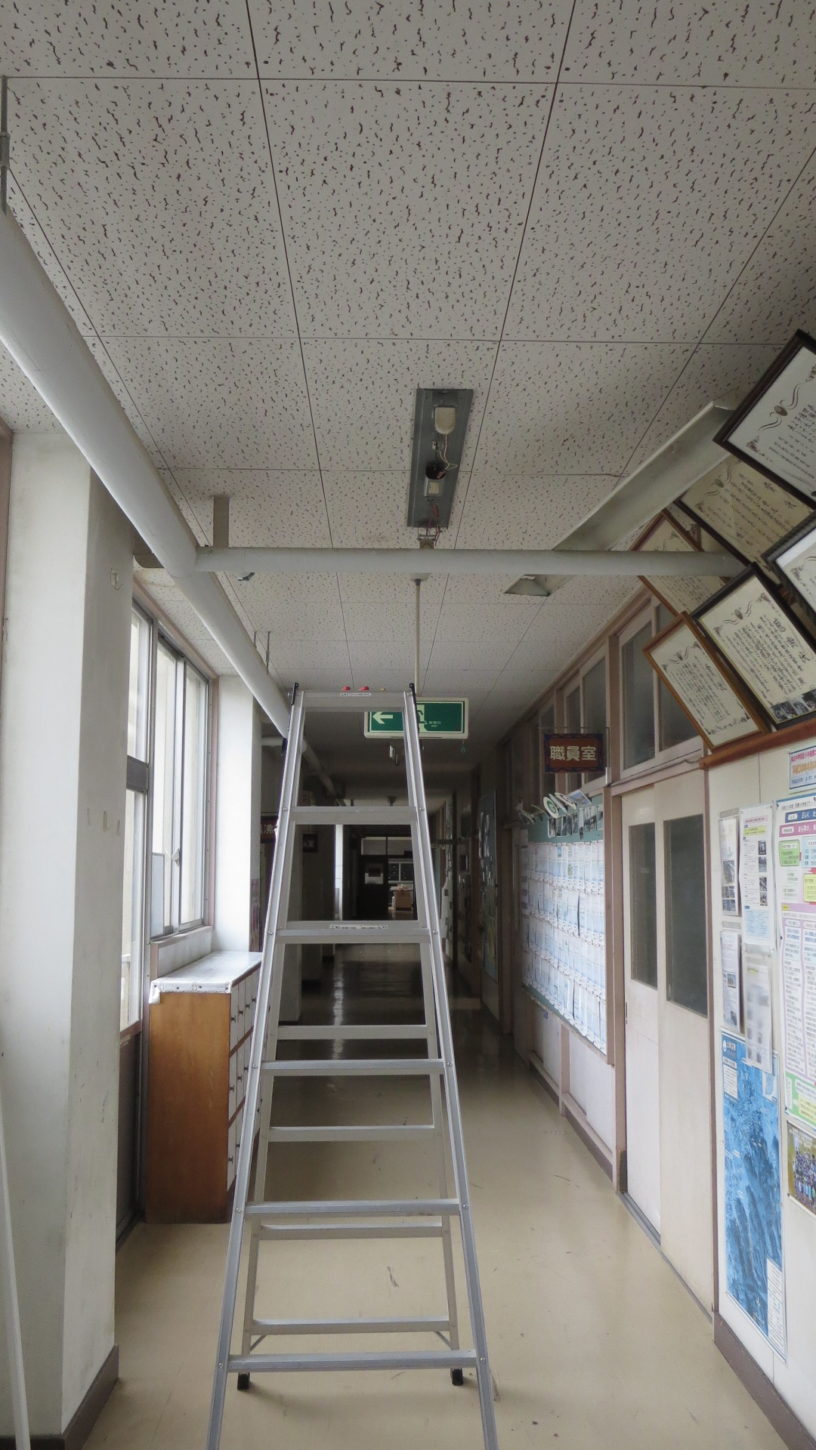 いろいろ撮影できる学校スタジオ・校舎1階廊下・蛍光灯・蛍光灯型のＬＥＤ・バイパス工事