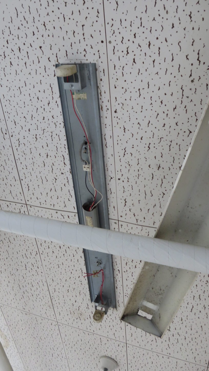 いろいろ撮影できる学校スタジオ・校舎1階廊下・蛍光灯・蛍光灯型のＬＥＤ・バイパス工事