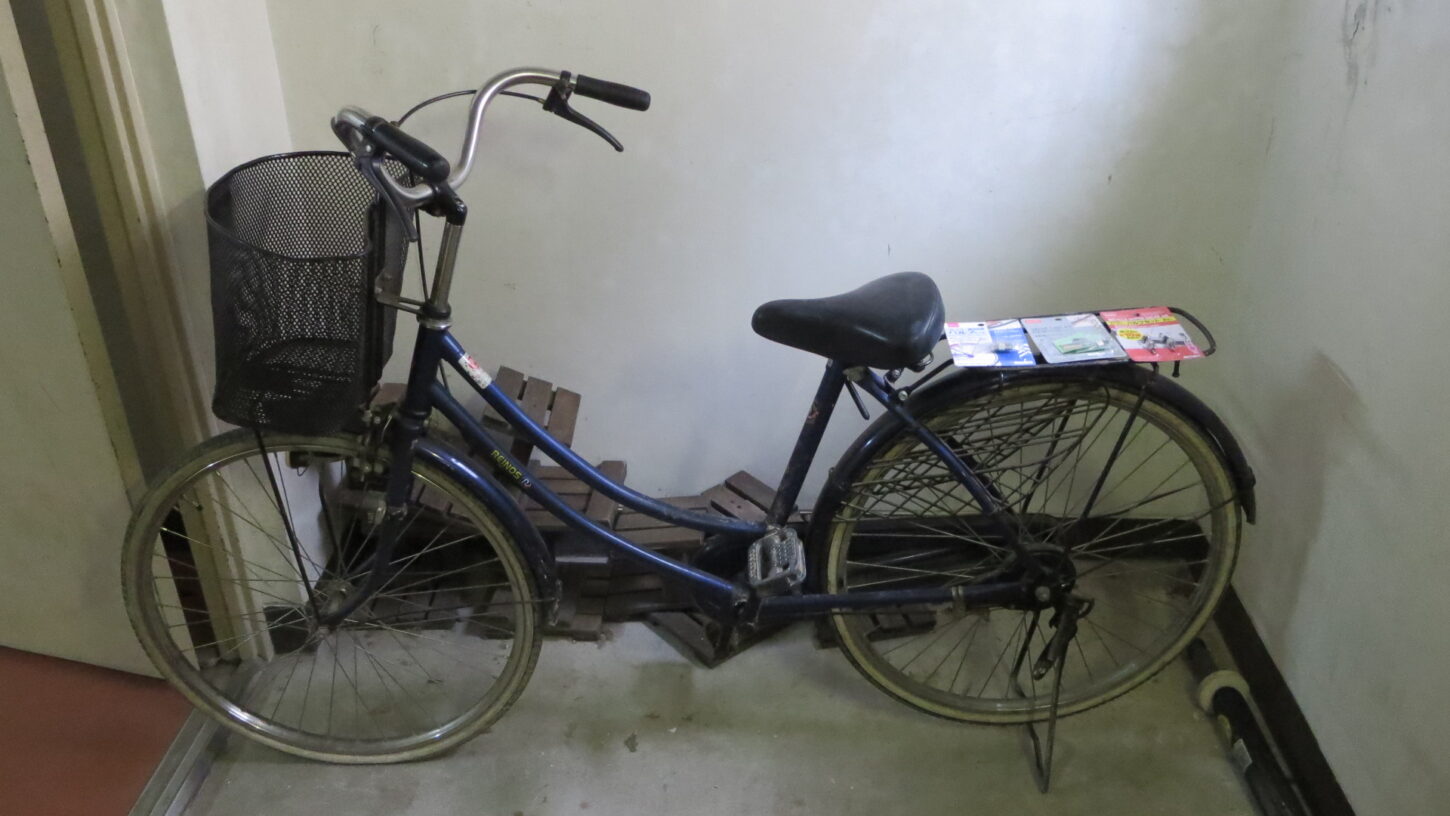撮影用自転車・学校スタジオ・整備・点検・テスト走行・空気入れ・タイヤ・虫ゴム