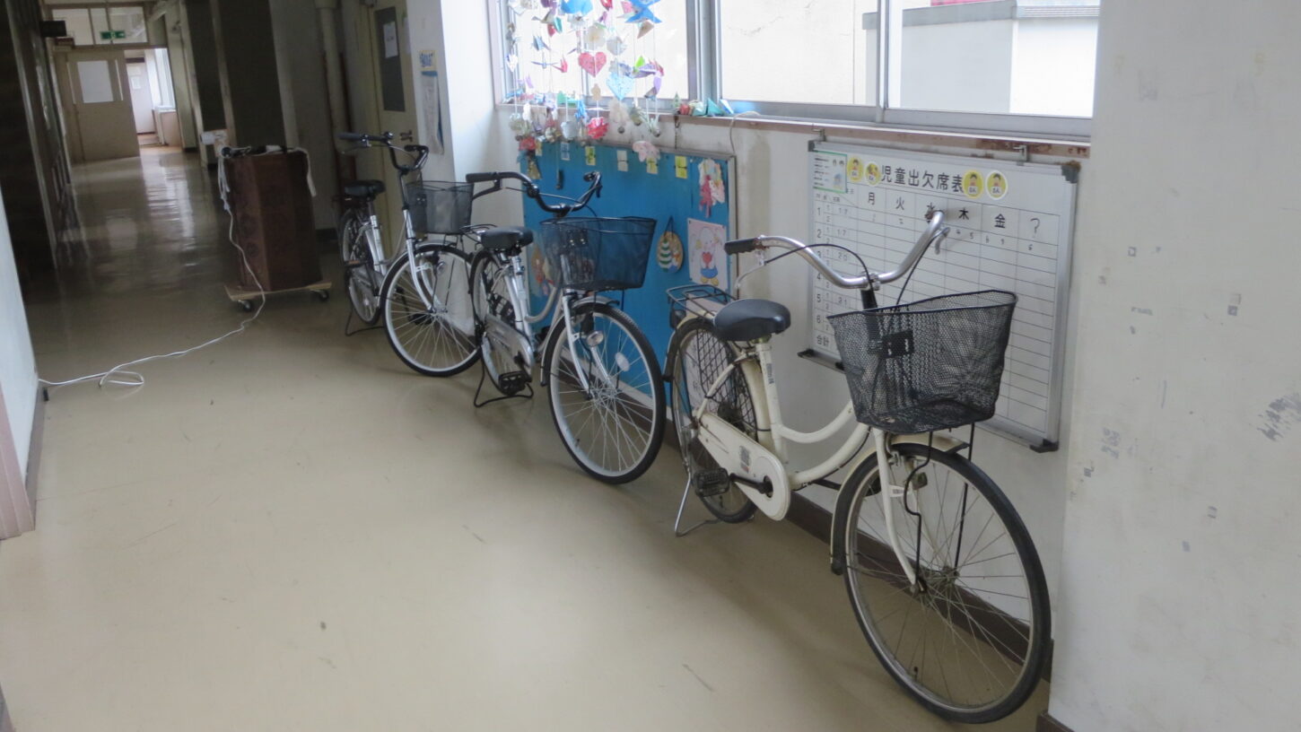 撮影用自転車・学校スタジオ・整備・点検・テスト走行・空気入れ・タイヤ・虫ゴム