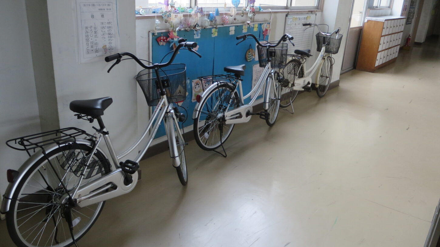 撮影用自転車・学校スタジオ・整備・点検・テスト走行・空気入れ・タイヤ・虫ゴム