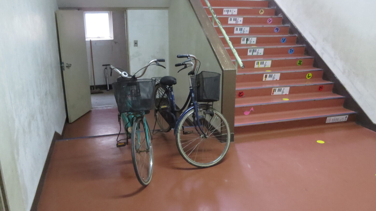 撮影用自転車・学校スタジオ・整備・点検・テスト走行・空気入れ・タイヤ・虫ゴム