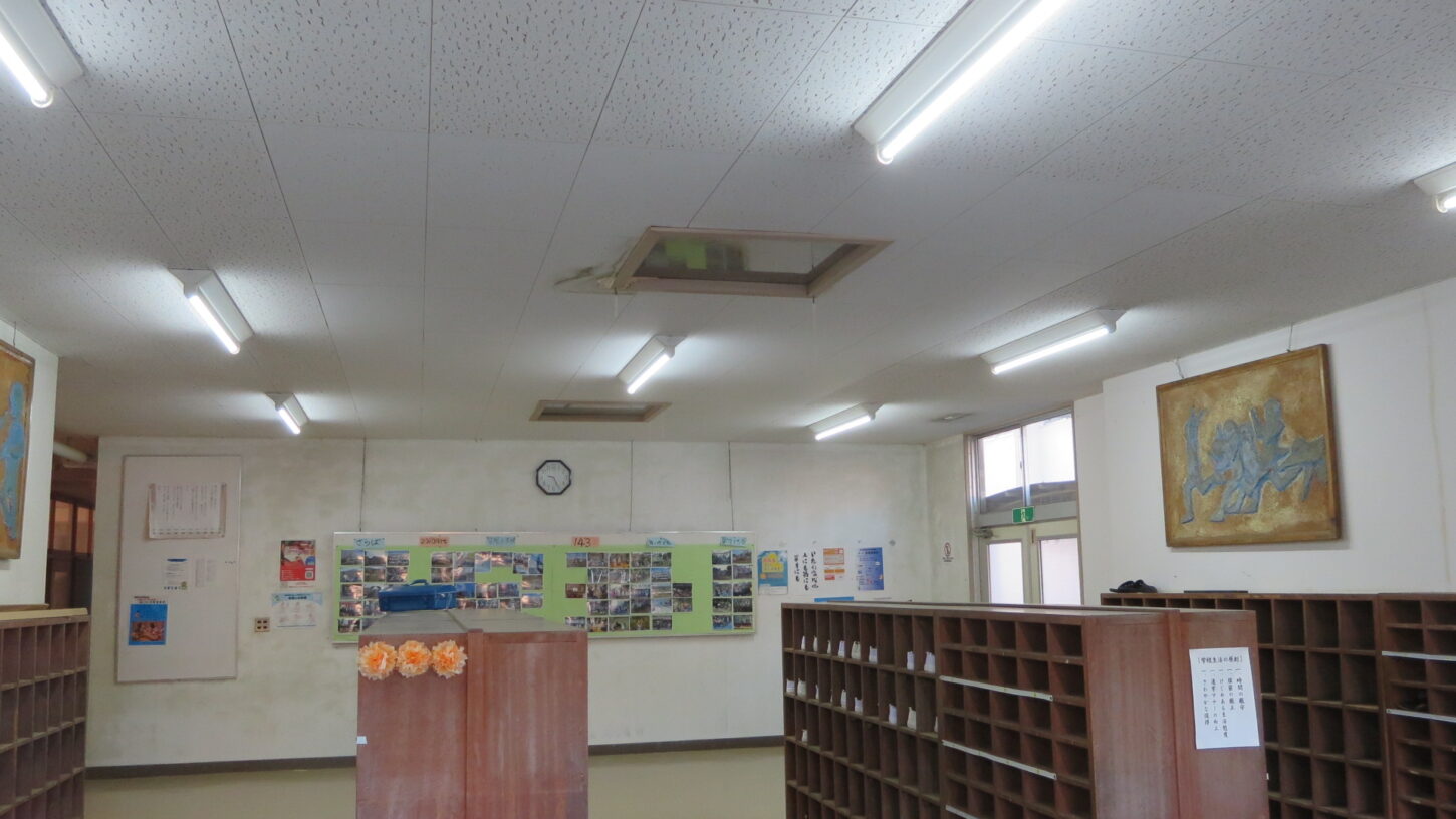 いろいろ撮影できる学校スタジオ・昇降口・ＬＥＤ型の蛍光灯に交換・全部・バイパス工事