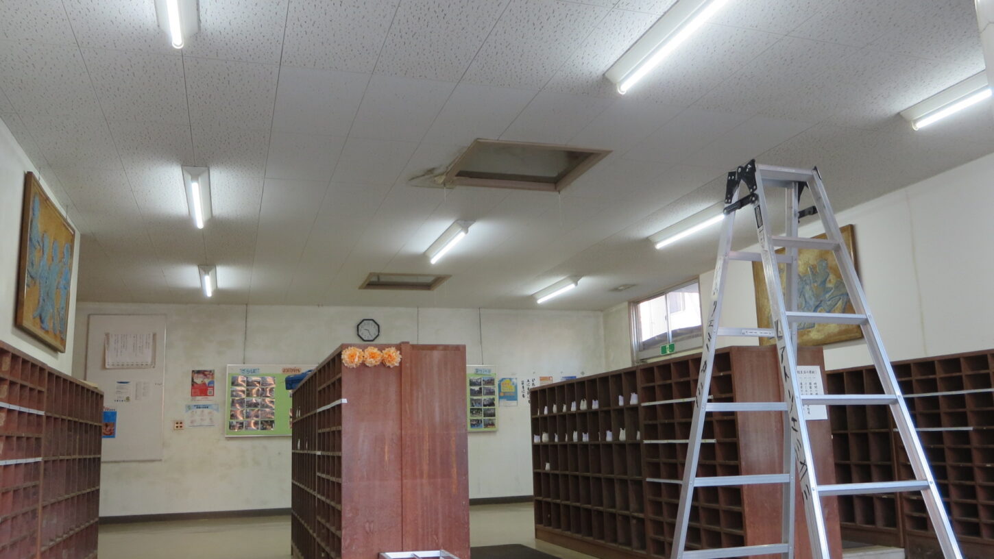 いろいろ撮影できる学校スタジオ・昇降口・ＬＥＤ型の蛍光灯に交換・全部・バイパス工事