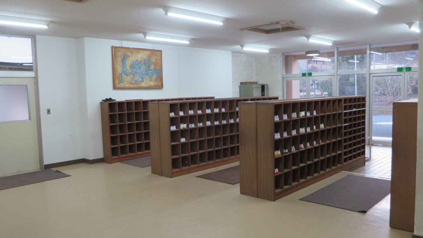 いろいろ撮影できる学校スタジオ・昇降口・ＬＥＤ型の蛍光灯に交換・全部・バイパス工事