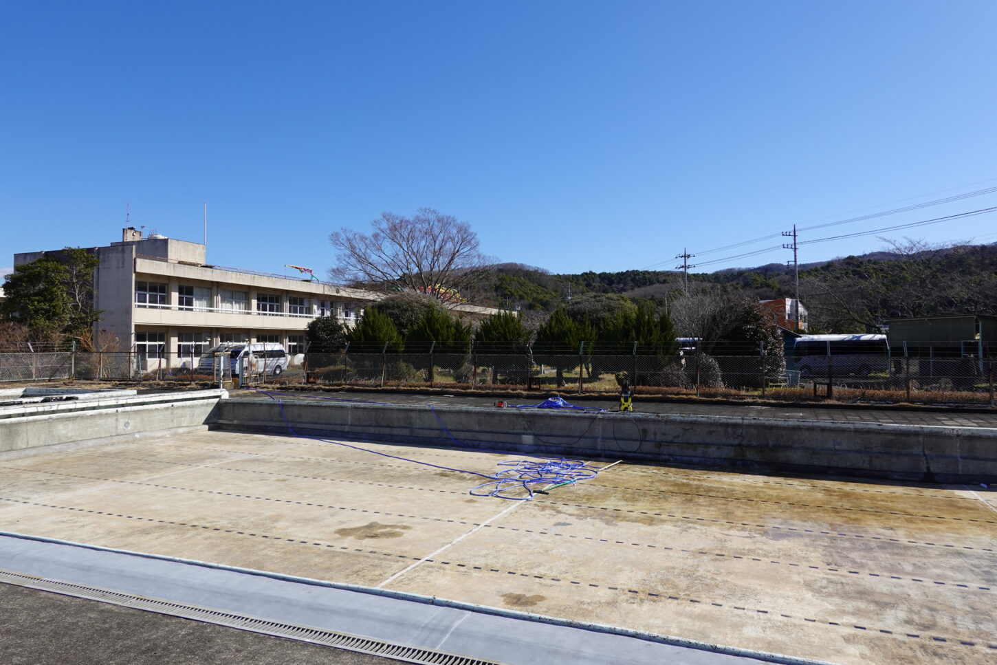 いろいろ撮影出来る学校スタジオ・撮影前のプール清掃・制作部前日清掃