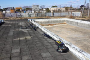 いろいろ撮影出来る学校スタジオ・撮影前のプール清掃・制作部前日清掃