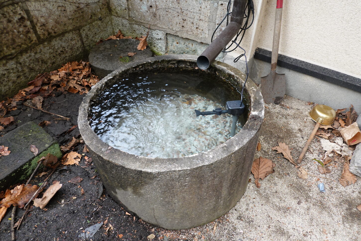 登録有形文化財橋本旅館スタジオの庭・防火水槽・底面炉過疎設置・手作り・100円ショップの籠利用・リオの水中ポンプ・植木用の網も利用・砂利・完成・最強のろ過装置・自作・動物評論家自作
