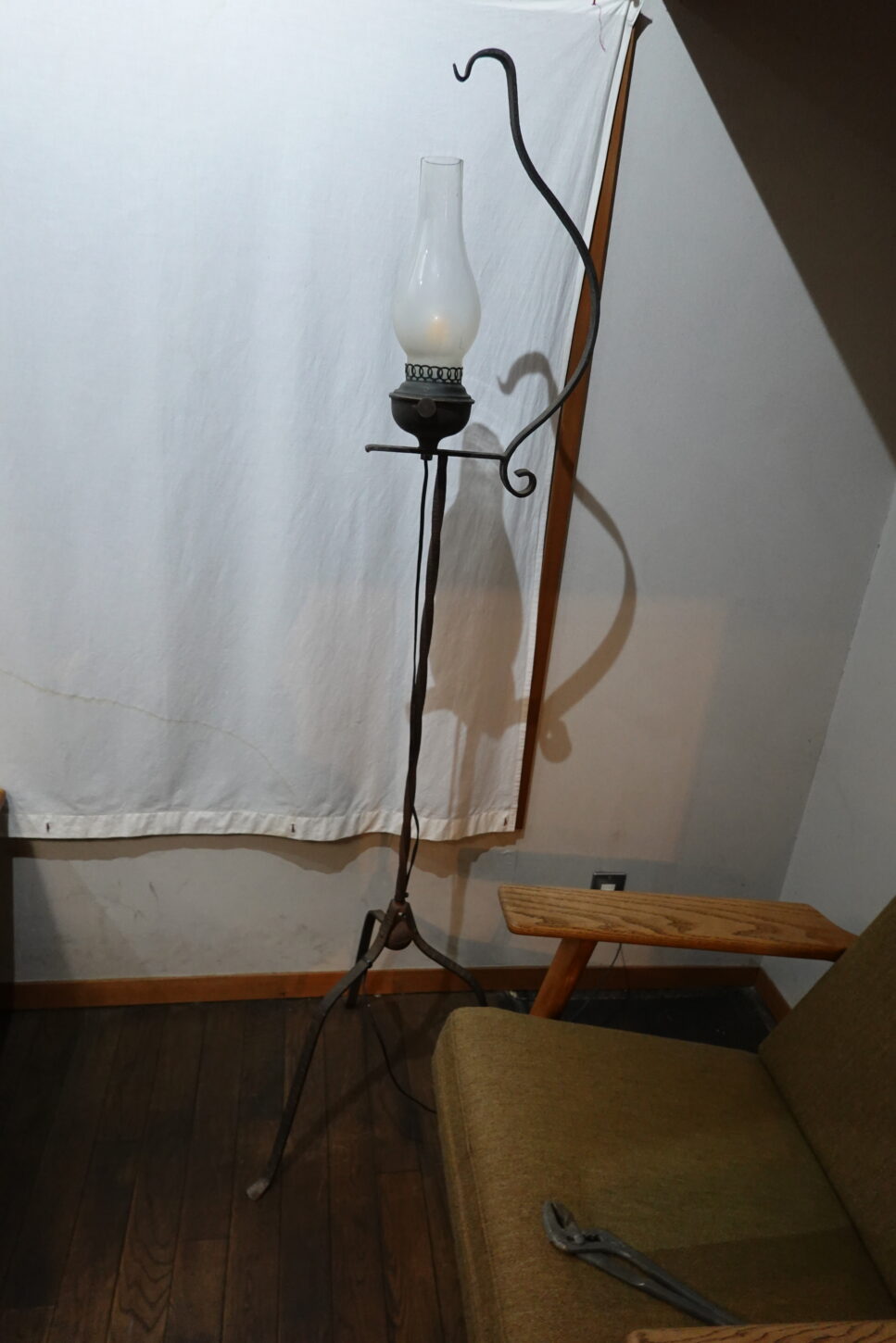登録有形文化財橋本旅館スタジオの撮影用美術小道具・修理・分解修理・配線やり直し・アンテーク・オイルランプ調の照明