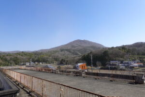 いろいろ撮影できる学校スタジオの魅力・筑波山をバックに撮影