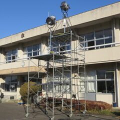 いろいろ撮影できる学校スタジオ・教室に外から照明・イントレ
