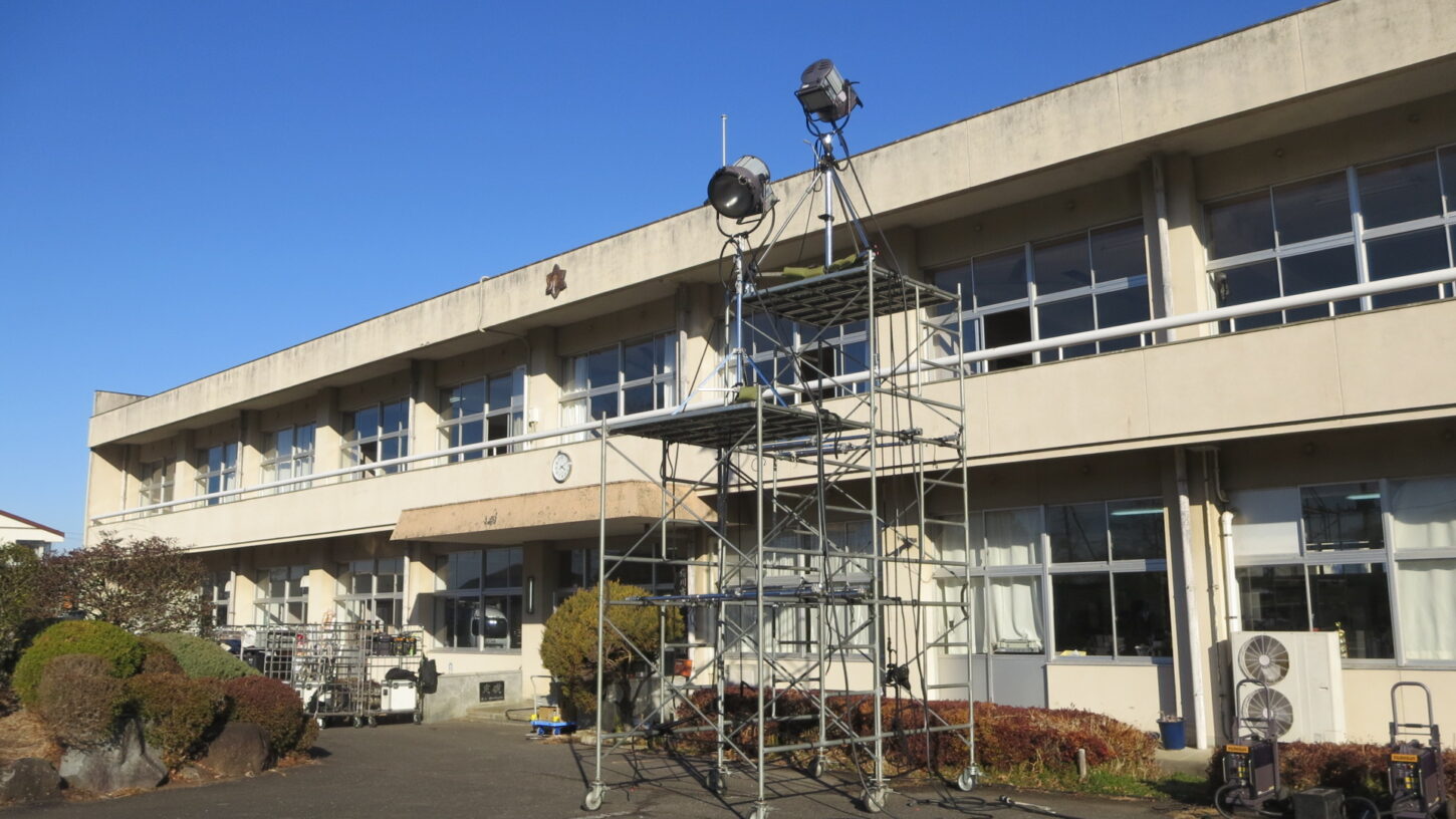 いろいろ撮影できる学校スタジオ・教室に外から照明・イントレ