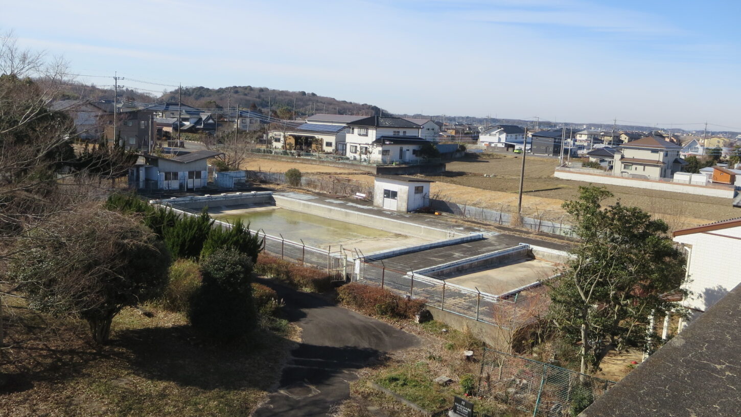 いろいろ撮影できる学校スタジオ・屋上からのプール
