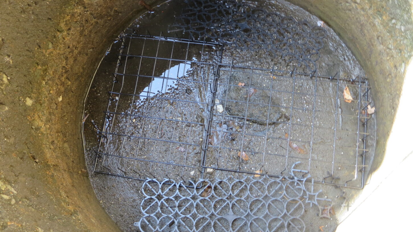 登録有形文化財橋本旅館スタジオの庭・防火水槽・底面炉過疎設置・手作り・100円ショップの籠利用・リオの水中ポンプ・植木用の網も利用・砂利・完成・最強のろ過装置・自作・動物評論家自作