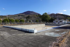 いろいろ撮影できる学校スタジオ・プールの水はり作業開始・プール開き・撮影依頼