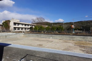 いろいろ撮影できる学校スタジオ・プールの水はり作業開始・プール開き・撮影依頼