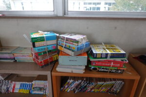 いろいろ撮影できる学校スタジオの図書室・本補充・美術飾り用・撮影