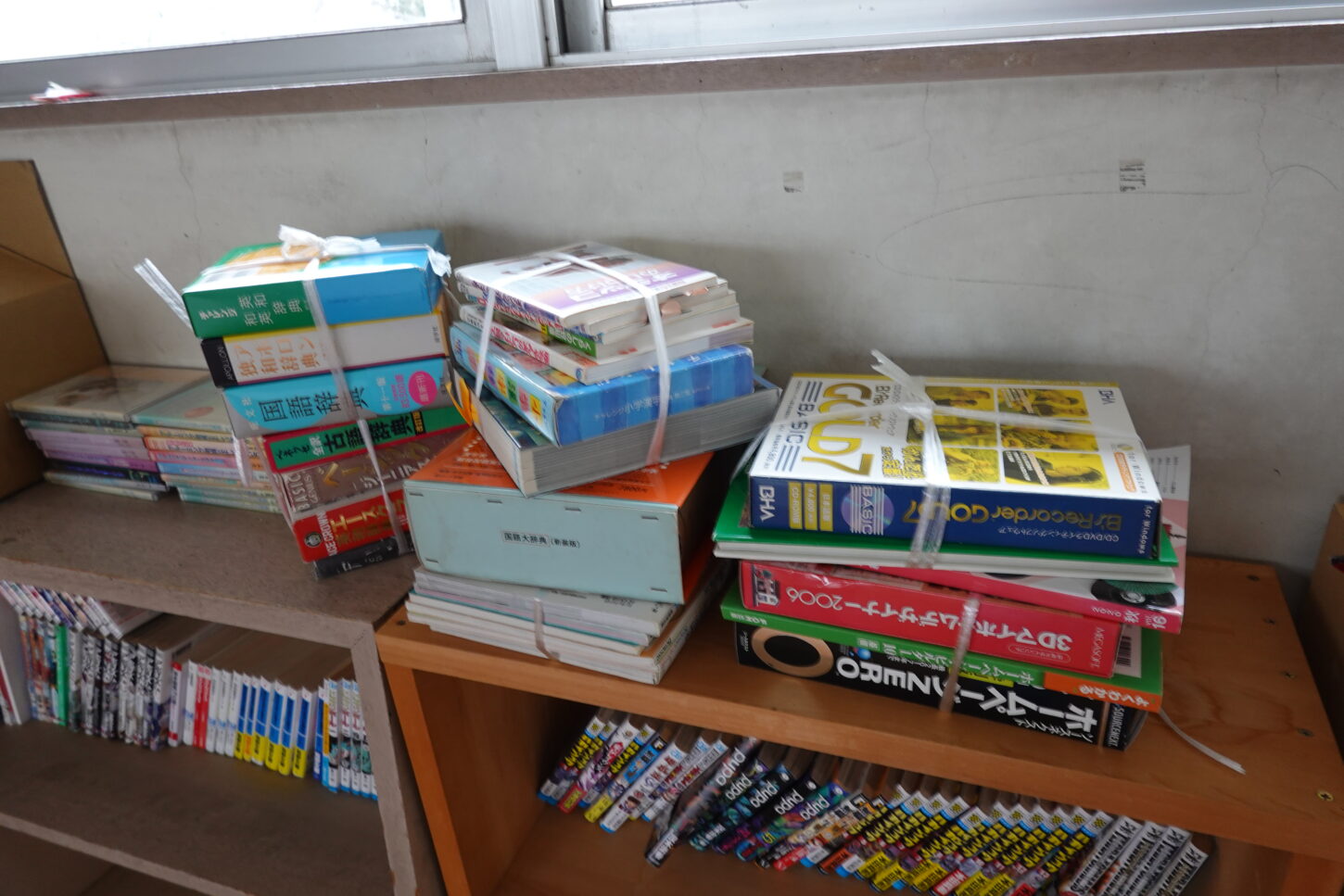 いろいろ撮影できる学校スタジオの図書室・本補充・美術飾り用・撮影
