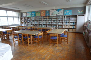 いろいろ撮影できる学校スタジオの図書室・本補充・美術飾り用・撮影