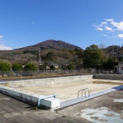いろいろ撮影できる学校スタジオのプールの排水バルブのトラブル発生・緊急事態・撮影に間に合うか・プールの水満タンになるのか