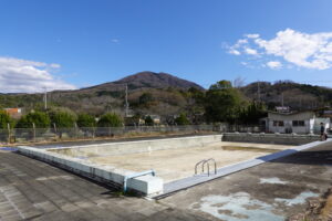 いろいろ撮影できる学校スタジオのプールの排水バルブのトラブル発生・緊急事態・撮影に間に合うか・プールの水満タンになるのか