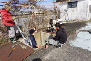 いろいろ撮影できる学校スタジオのプールの排水バルブのトラブル発生・緊急事態・撮影に間に合うか・プールの水満タンになるのか