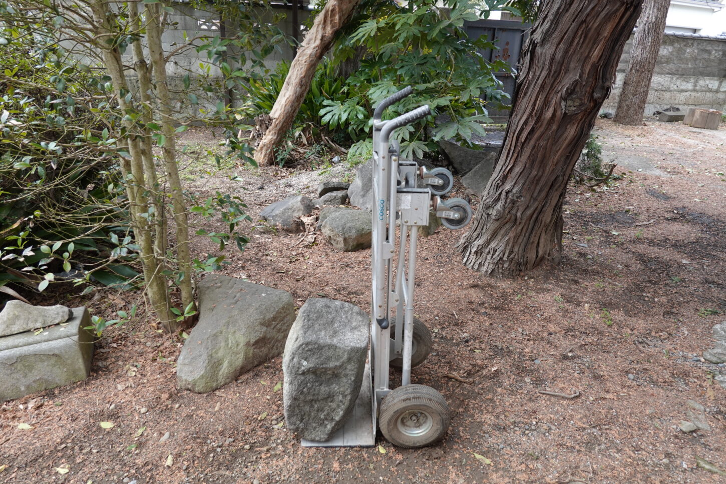 登録有形文化財橋本旅館スタジオ・庭・石の移動・整地