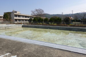 いろいろ撮影できる学校スタジオのプールの水入れ初めて20時間後の溜まり具合です