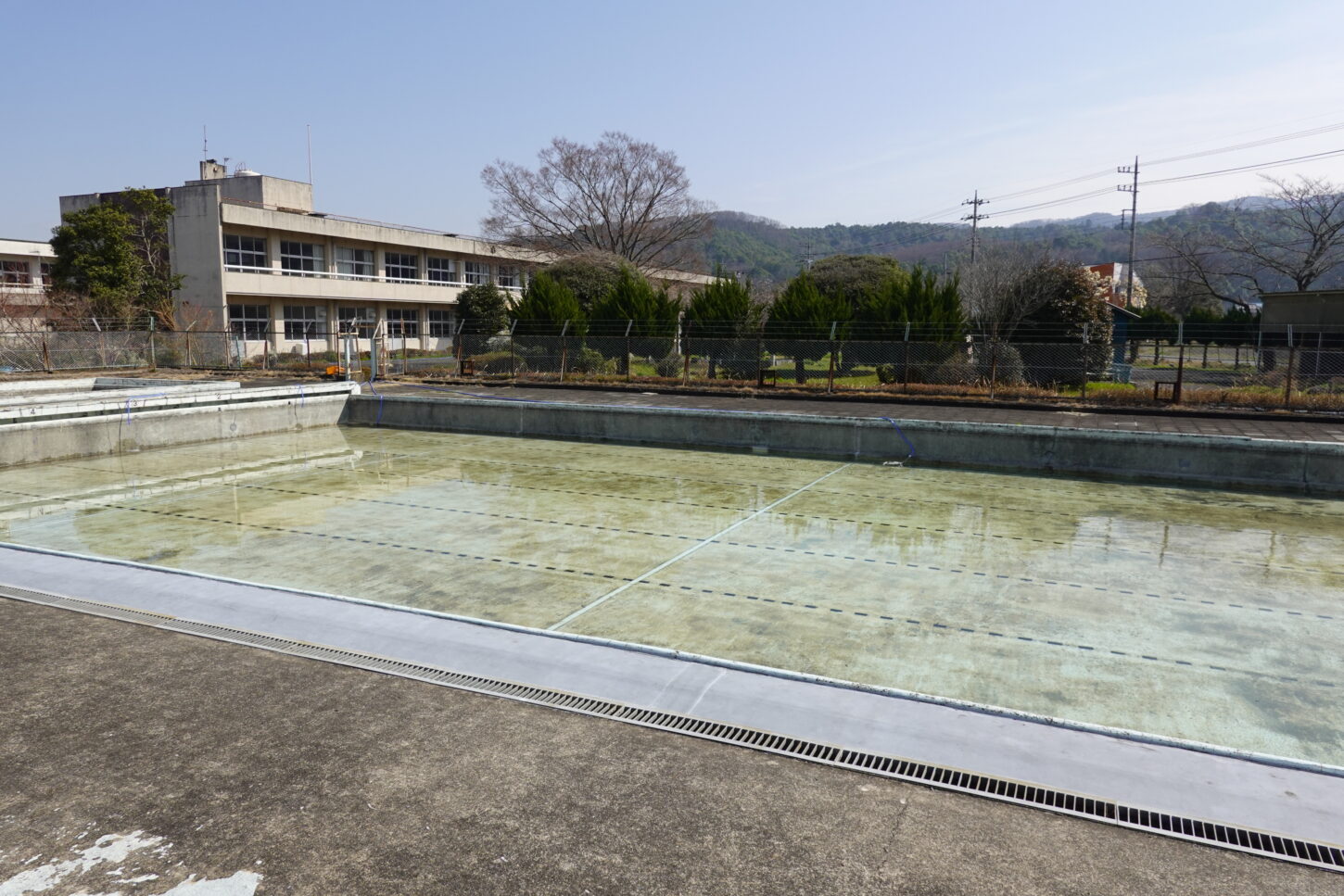 いろいろ撮影できる学校スタジオのプールの水入れ初めて20時間後の溜まり具合です