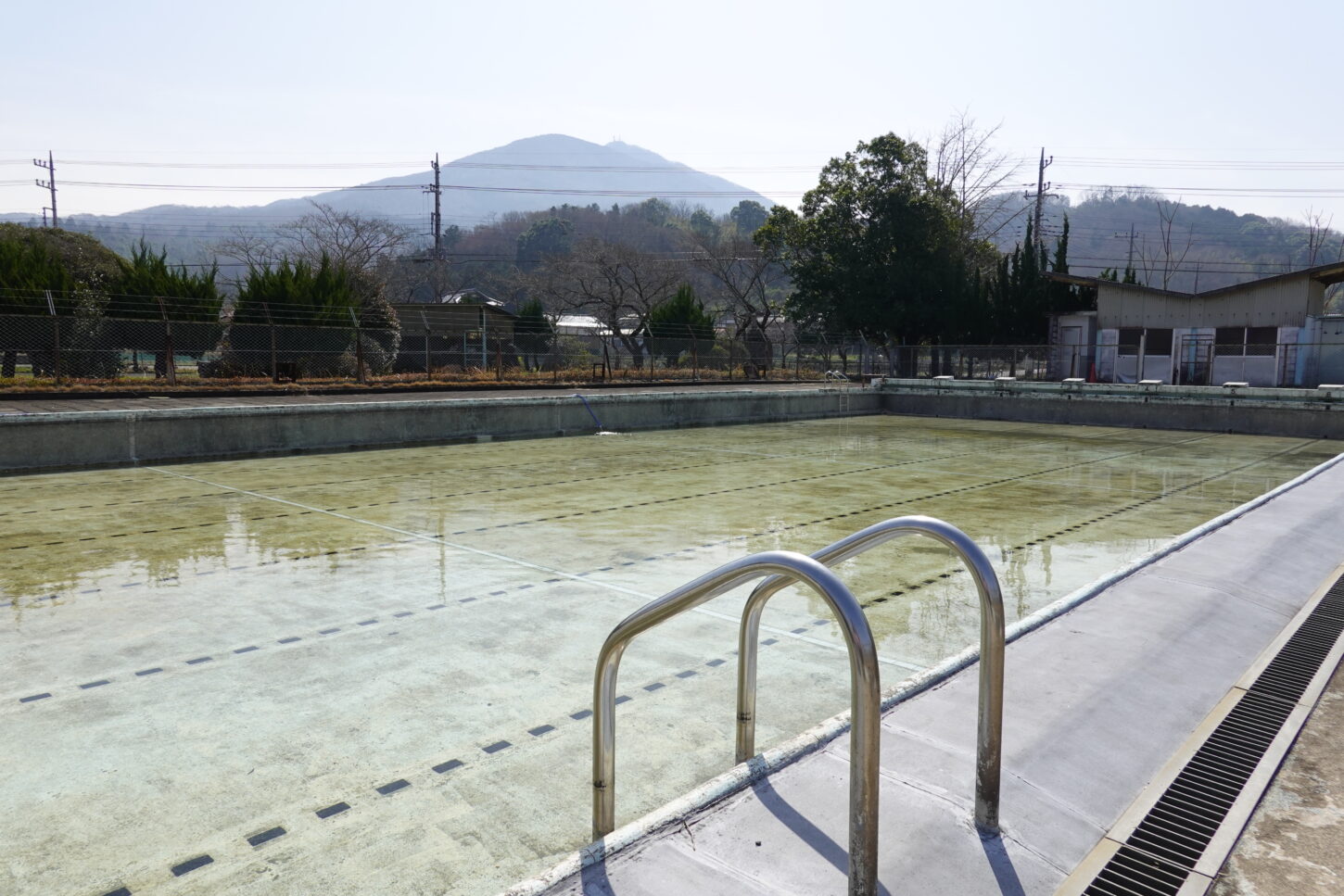 いろいろ撮影できる学校スタジオのプールの水入れ初めて20時間後の溜まり具合です