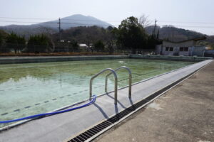 いろいろ撮影できる学校スタジオのプールの水はり開始から４４時間後