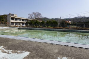 いろいろ撮影できる学校スタジオのプールの水はり開始から４４時間後