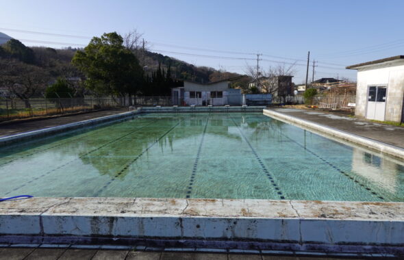 いろいろ撮影できる学校スタジオのプールの水はり開始から６８時間後