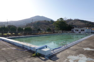 いろいろ撮影できる学校スタジオのプールの水はり開始から６８時間後