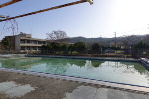 いろいろ撮影できる学校スタジオのプールの水はり開始から６８時間後