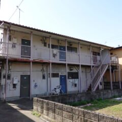 昭和でレトロなアパートスタジオ・美術飾り用で自転車を置きました・外飾り用