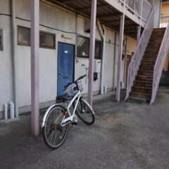 昭和でレトロなアパートスタジオ・美術飾り用で自転車を置きました・外飾り用