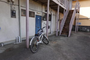 昭和でレトロなアパートスタジオ・美術飾り用で自転車を置きました・外飾り用