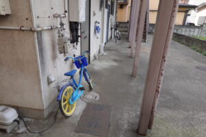 昭和でレトロなアパートスタジオ・幼児用自転車・美術小道具・外観飾り用