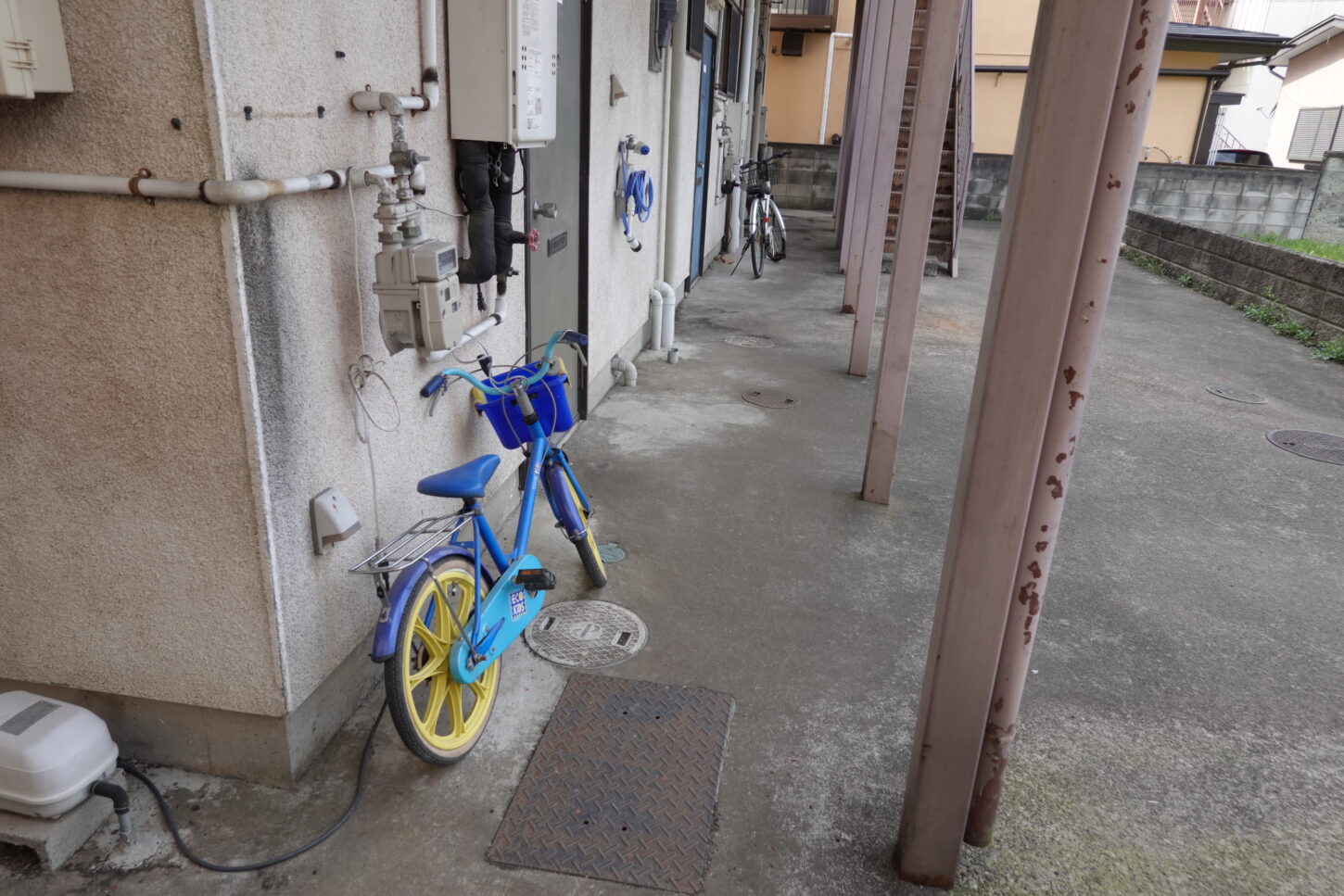 昭和でレトロなアパートスタジオ・幼児用自転車・美術小道具・外観飾り用