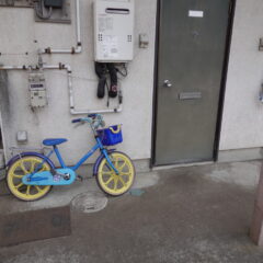 昭和でレトロなアパートスタジオ・幼児用自転車・美術小道具・外観飾り用