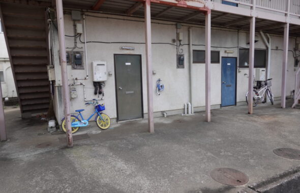 昭和でレトロなアパートスタジオ・幼児用自転車・美術小道具・外観飾り用