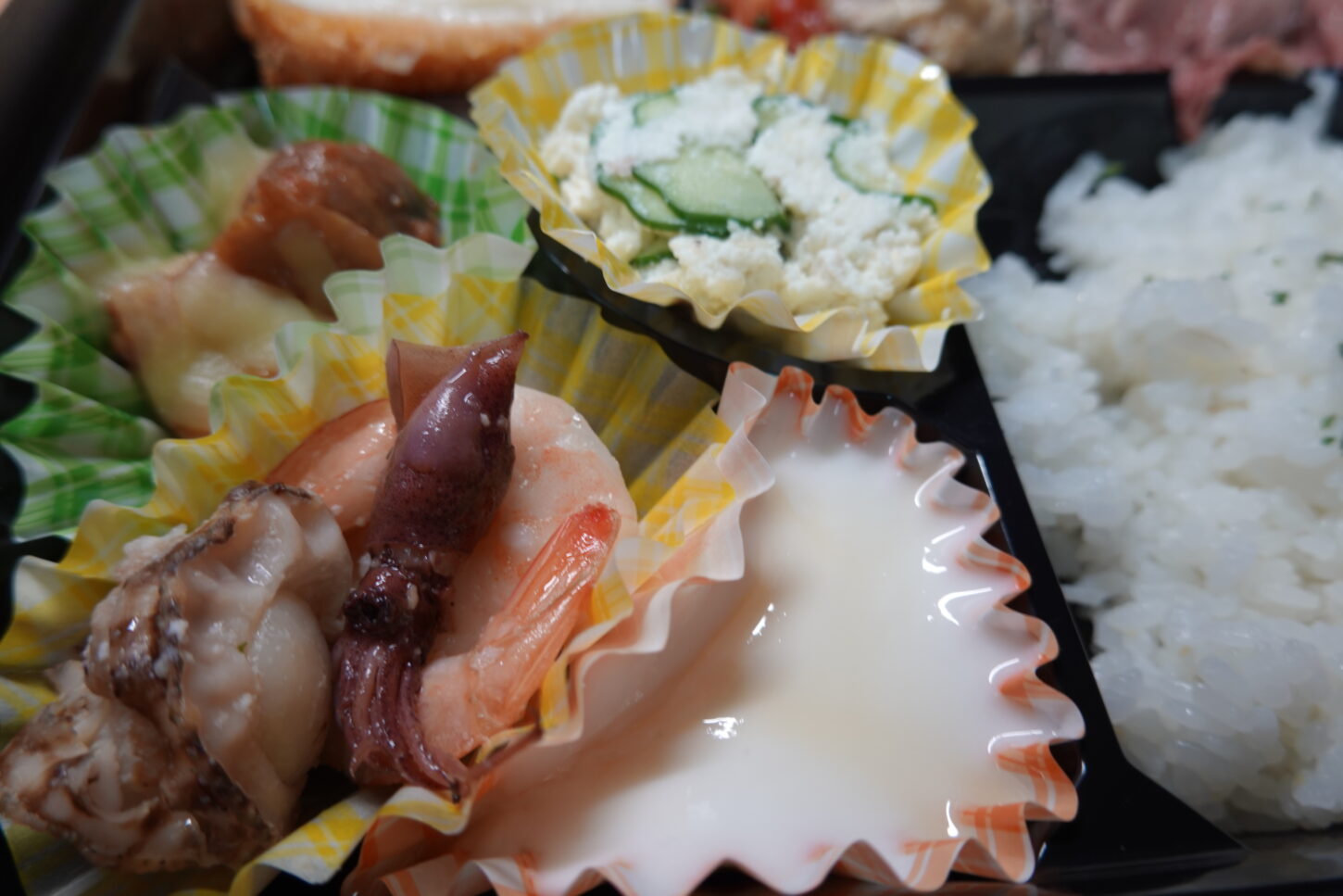 ・桜川市・めぐみ食堂・ロケ弁・ホタルイカ・ホタ・蒸し海老・鶏肉チーズ・豆腐和えサラダ・ミルクデザート・いろいろ撮影できる学校スタジオ・