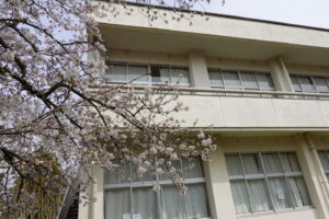 2021年3月25日の学校スタジオの桜咲く・桜と学校イメージ