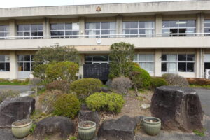 学校スタジオ・正面玄関前・重要ポイント・草刈・整地・撮影イメージポイント