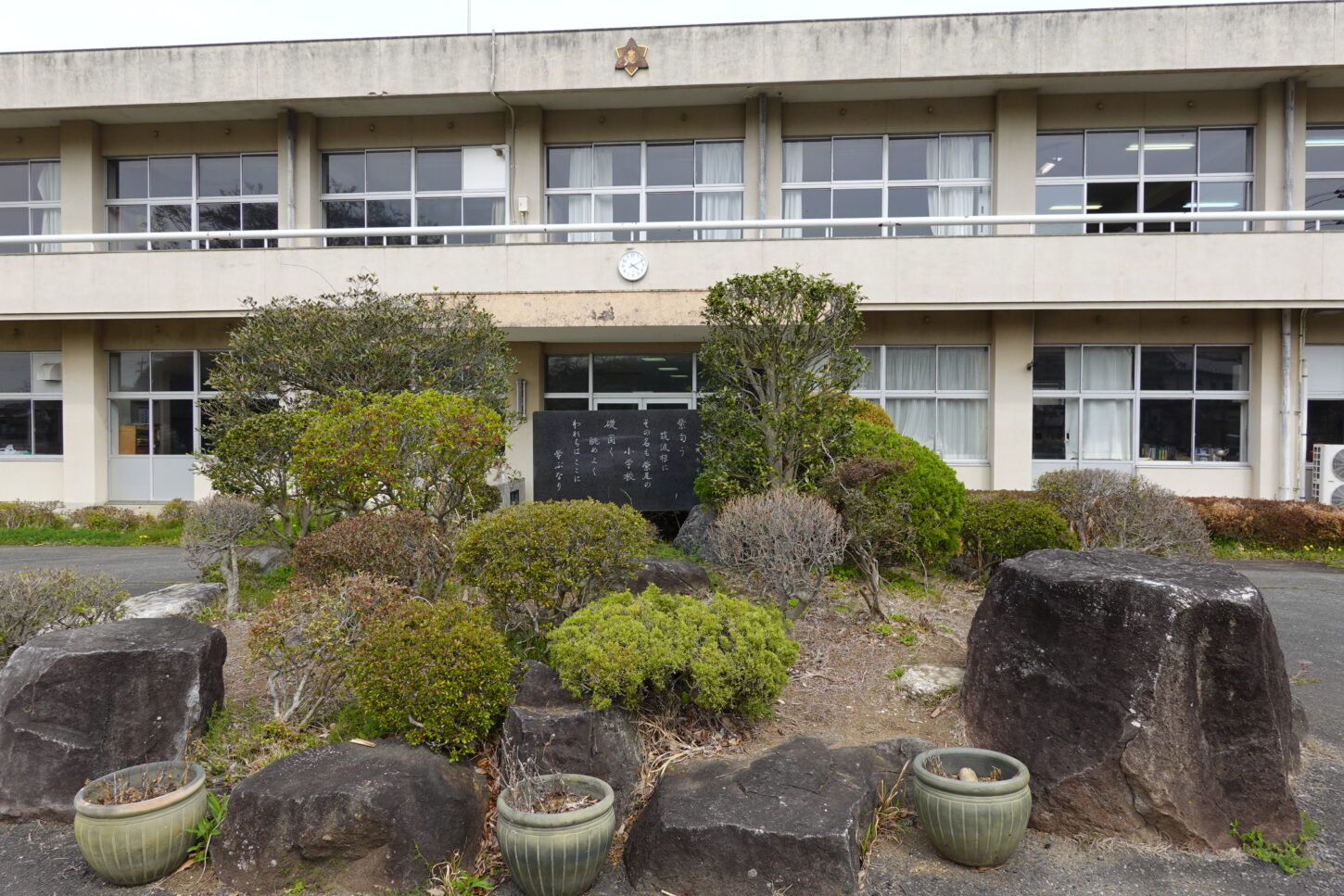 学校スタジオ・正面玄関前・重要ポイント・草刈・整地・撮影イメージポイント