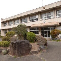 学校スタジオ・正面玄関前・重要ポイント・草刈・整地・撮影イメージポイント