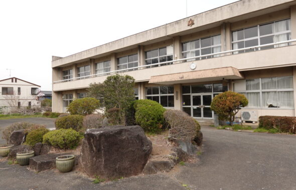学校スタジオ・正面玄関前・重要ポイント・草刈・整地・撮影イメージポイント