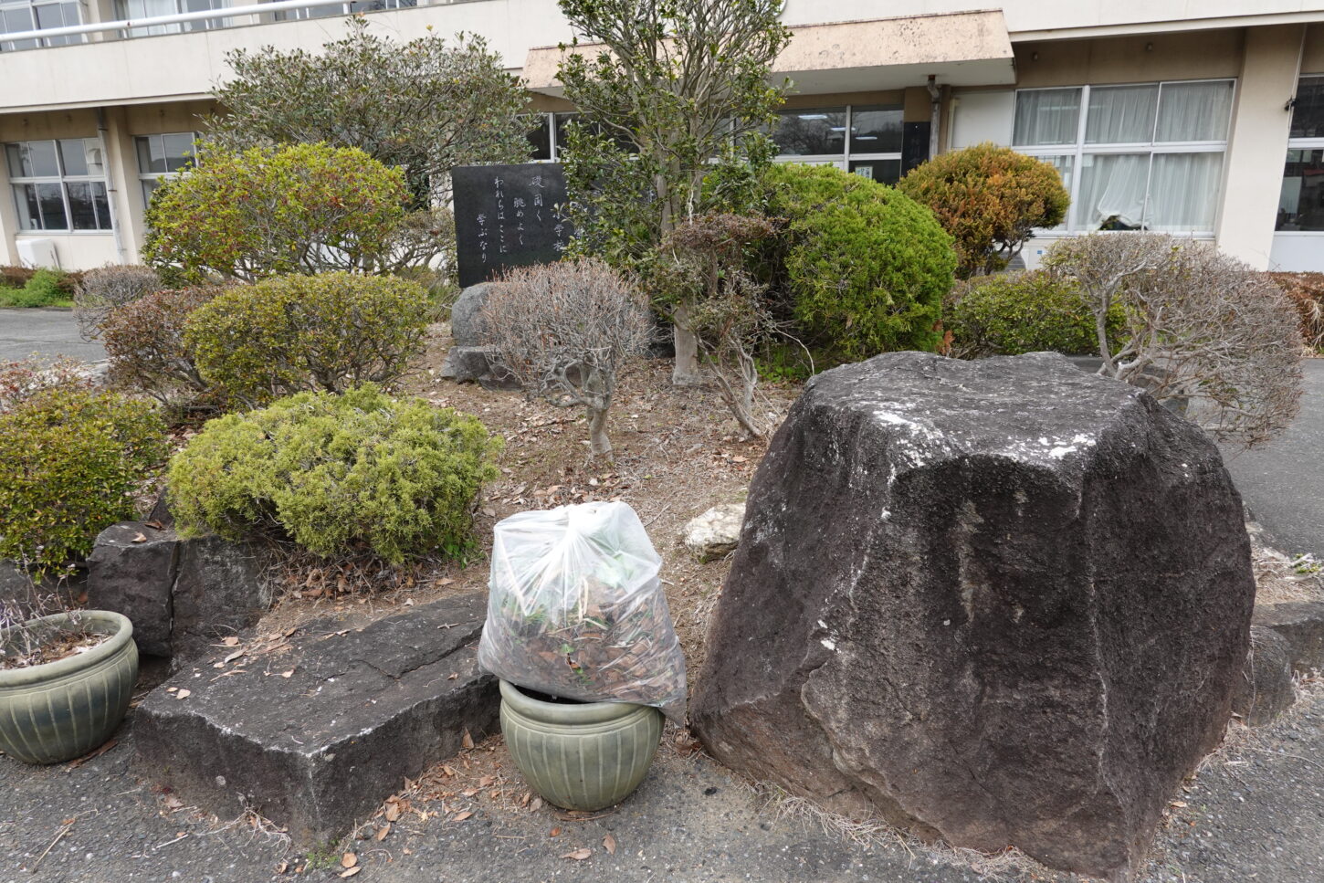 学校スタジオ・正面玄関前・重要ポイント・草刈・整地・撮影イメージポイント