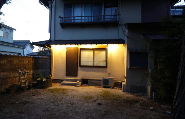 登録有形文化財橋本旅館スタジオ・庭・防火用水側の軒下に照明設置・電球4か所・配線工事
